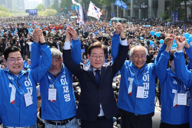 이재명 더불어민주당 대선 후보가 12일 서울 중구 청계광장에서 빛의 혁명 광화문 유세 시작을 알리며 공동선대위원장들과 기념 촬영하고 있다.뉴스1