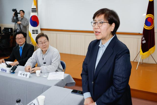 이재명(가운데) 더불어민주당 대선 후보가 7일 전북 익산 대한노인회 익산지회에서 '골목골목 경청투어'의 일환으로 열린 간담회에 참석해 정은경(오른쪽) 총괄선대위원장의 인사말을 듣고 있다. 익산=뉴스1