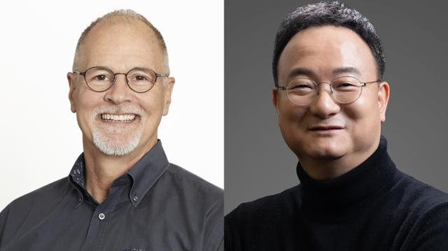 로버트 플레이터(왼쪽) 보스턴 다이내믹스 최고경영자와 문혁수 LG이노텍 대표이사 사장.LG이노텍 제공
