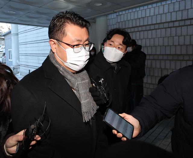 장원준 전 신풍제약 대표가 2023년 1월 27일 서울중앙지법에서 열린 영장실질심사에 출석하고 있다.뉴스1장원준 전 신풍제약 대표가 2023년 1월 27일 서울중앙지법에서 열린 영장실질심사에 출석하고 있다.뉴스1