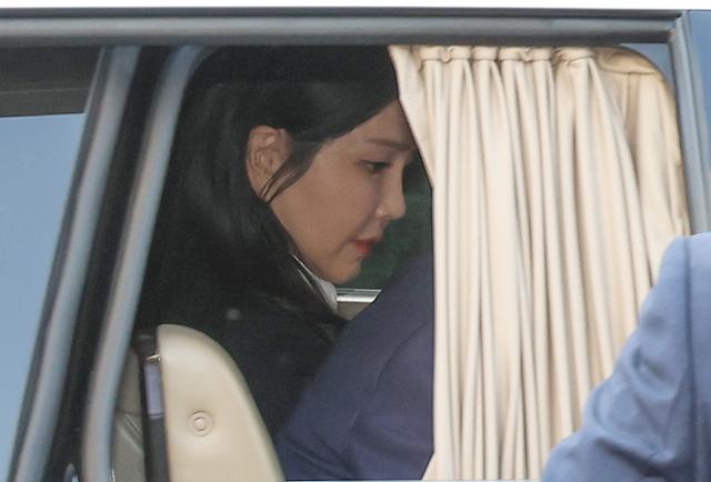 윤석열 전 대통령의 배우자 김건희 여사가 지난달 11일 서울 한남동 관저를 나와 서초동 사저로 향하고 있다.연합뉴스