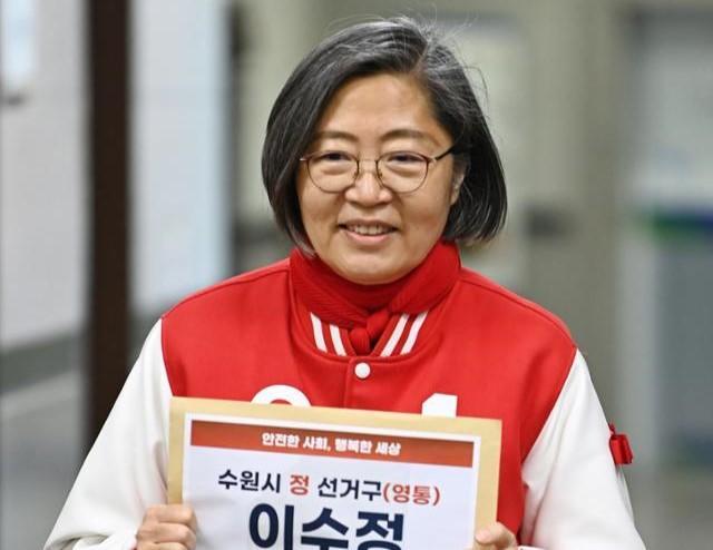 지난해 4월 실시된 제22대 총선에서 경기 수원정에 출마했던 이수정 당시 국민의힘 후보가 같은 해 3월 21일 수원시 영통구선거관리위원회로 들어서고 있다. 뉴시스