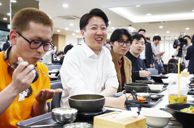 제21대 대통령선거 공식 선거운동 첫날인 12일 이준석 개혁신당 대선 후보가 서울 서대문구 연세대학교를 찾아 학식을 먹으며 학생들과 대화하고 있다. 뉴시스