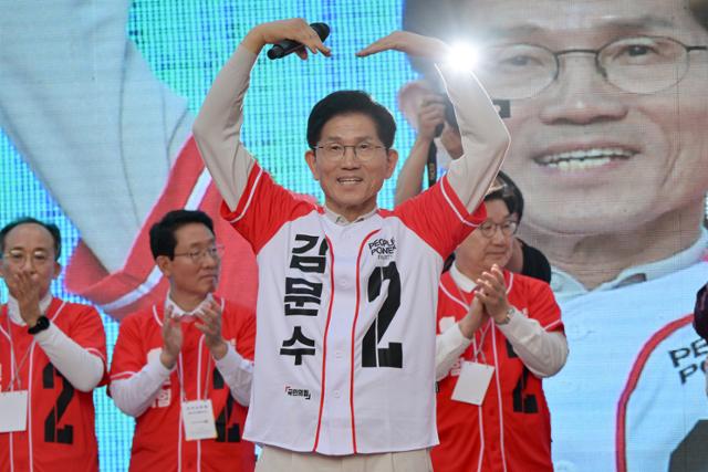 김문수 국민의힘 대선 후보가 제21대 대통령 선거 공식 선거운동 첫 날인 12일 대구 중구 서문시장을 찾아 지지를 호소하고 있다. 대구=하상윤 기자