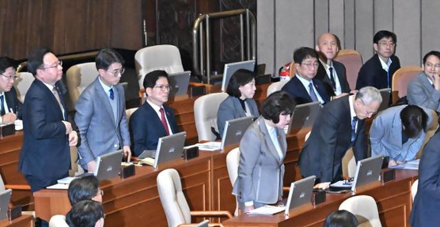 김문수 당시 고용노동부 장관을 제외한 한덕수 국무총리 등 국무위원들이 지난해 12월 11일 '윤석열 대통령 위헌적 비상계엄 선포 내란행위 관련 긴급 현안질문'이 진행되는 국회 본회의에서 서영교 더불어민주당 의원의 요