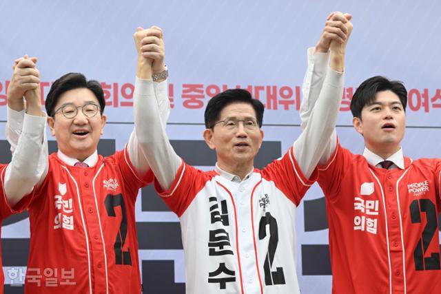 김문수(가운데) 국민의힘 대선 후보와 권성동(왼쪽), 김용태(오른쪽) 공동선거대책위원장이 12일 국민의힘 중앙당사에서 열린 '중앙선대위 회의 및 중앙선대위 임명장 수여식'에서 손을 맞잡고 기념촬영을 하고 있다. 하상