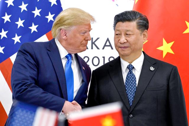 2019년 6월 일본 오사카에서 열린 주요 20개국(G20) 정상회의를 계기로 만난 도널드 트럼프(왼쪽) 미국 대통령과 시진핑 중국 국가주석이 악수하고 있다. 오사카=AP 연합뉴스