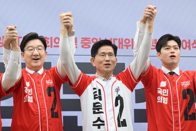 김문수 국민의힘 대선 후보가 12일 서울 여의도 국민의힘 중앙당사에서 열린 중앙선대위 임명장 수여식에서 김용태(오른쪽), 권성동(왼쪽) 공동선거대책위원장 등과 기념촬영을 하고 있다. 연합뉴스