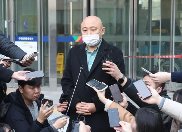 웹툰 작가 주호민이 1일 오전 경기 수원시 영통구 수원지법에서 취재진의 질문에 답하고 있다. 뉴시스