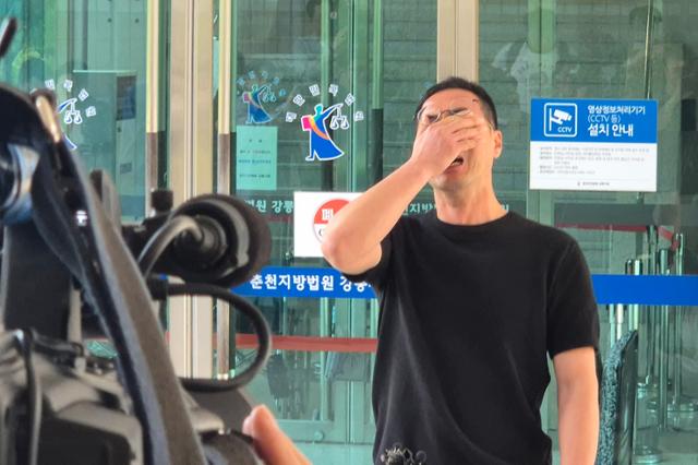 13일 춘천지법 강릉지원 앞에서 고(故) 이도현군 아버지 이상훈씨가 얼굴을 가리며 오열하고 있다. 이날 강릉지원 민사2부는 도현군 가족이 KG모빌리티를 상대로 제기한 9억2,000만 원 규모 손해배상청구소송에서 원고