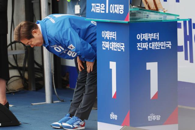 이재명 더불어민주당 대선 후보가 '보수의 텃밭'으로 불리는 대구·경북(TK) 지역 유세에 나선 13일 경북 포항시청 광장에서 포항 시민들에게 허리를 깊이 숙여 인사하고 있다. 이 후보는 통합을 상징하는 의미에서 민주
