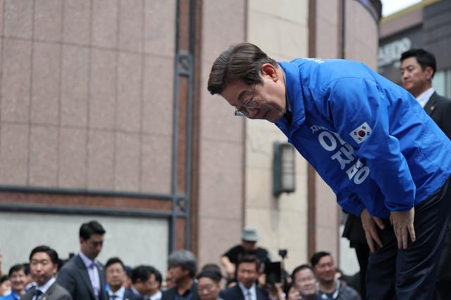 이재명 더불어민주당 대선 후보가 13일 대구 중구 동성로에서 열린 집중 유세에서 연단에 올라 지지자들을 향해 인사하고 있다. 대구=고영권 기자