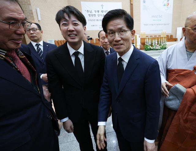 김문수(사진 가운데 오른쪽) 국민의힘 대선 후보와 이준석(사진 가운데 왼쪽) 개혁신당 대선 후보가 지난달 14일 경북 안동시 목성동주교좌성당에서 엄수된 두봉 레나도 주교 장례미사에 참석 후 이동하고 있다. 연합뉴스