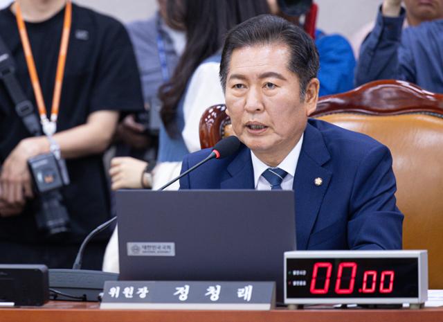 정청래 국회 법제사법위원회 위원장이 14일 서울 여의도 국회에서 열린 법사위 전체회의에서 발언을 하고 있다.뉴스1
