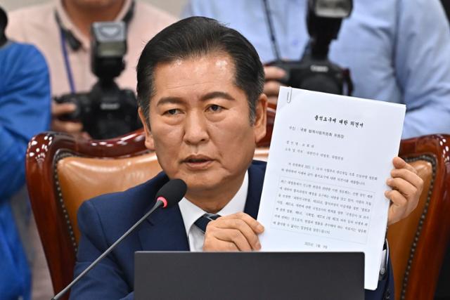정청래 국회 법사위원장이 14일 국회 법제사법위원회에서 열린 조희대 대법원장 등 사법부의 대선개입 의혹 진상규명 청문회에서 조희대 대법원장 등 대법관들이 제출한 불출석 사유서를 공개하고 있다. 정다빈 기자