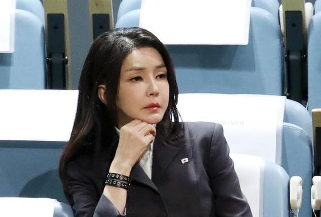 김건희 여사가 2023년 9월 20일 뉴욕 유엔 총회장에서 윤석열 전 대통령의 기조연설을 듣고 있다. 뉴욕=뉴시스