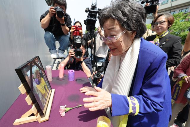 일본군 '위안부' 피해 생존자 이용수(97) 할머니가 14일 서울 종로구 옛 일본대사관 터 앞에서 열린 제1700차 정기 수요시위를 마친 뒤 고(故) 이옥선 할머니 사진 앞에 헌화하고 있다. 심현철 기자