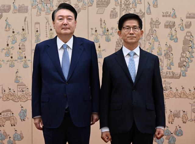 윤석열 전 대통령이 지난해 8월 30일 서울 용산 대통령실에서 김문수 고용노동부 장관에게 임명장을 수여한 후 기념촬영을 하고 있다. 대통령실 사진기자단