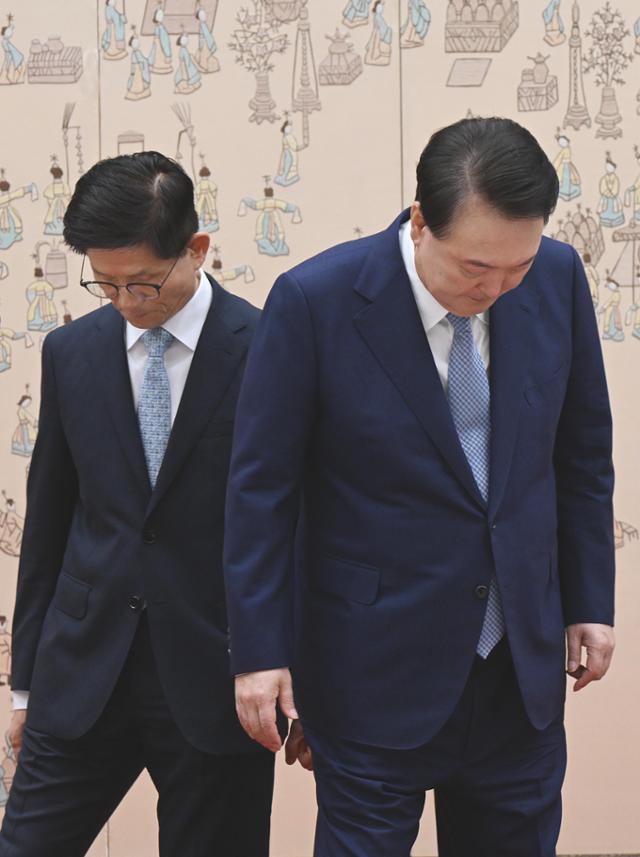2024년 8월30일 윤석열 전 대통령이 당시 고용노동부 장관이던 김문수 국문의힘 후보에게 임명장을 수여한 후 기념촬영을 마치고 자리로 돌아가고 있다. 왕태석 한국일보
