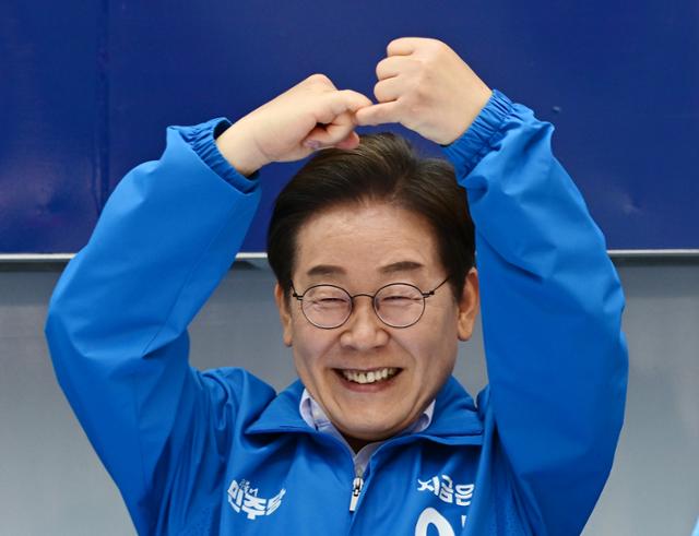 이재명 더불어민주당 대선 후보가 민주당 험지로 꼽히는 부산·경남(PK) 지역 유세에 나선 14일 부산 부산진구 서면을 찾아 지지를 호소하고 있다. 부산=고영권 기자