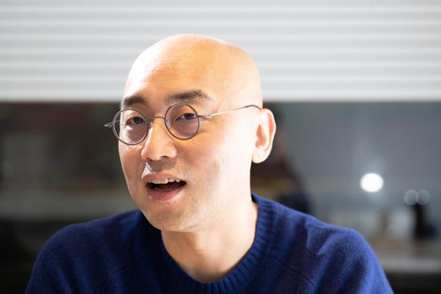 가수 하림(본명 최현우)이 2023년 12월 6일 서울 중구 한국일보에서 인터뷰를 하고 있다. 이한호 기자