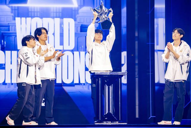 2024년 11월 3일 영국 런던 O2 아레나에서 열린 2024 롤드컵 결승전에서 T1 소속 '페이커' 이상혁이 우승한 뒤 트로피를 들어올리고 있다. 연합뉴스