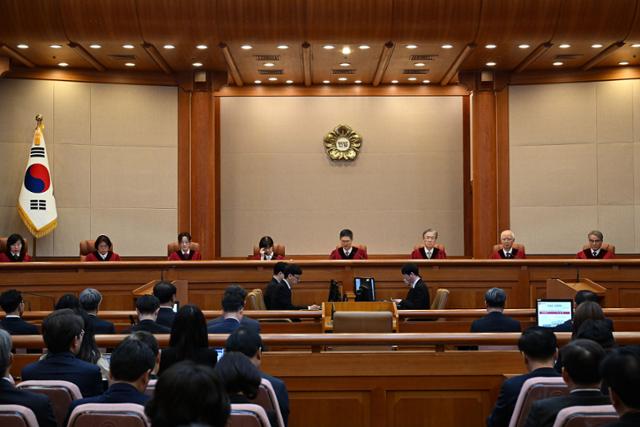 지난달 4일 문형배 헌법재판소장 권한대행이 서울 종로구 헌법재판소 대심판정에서 윤석열 대통령 탄핵심판 인용 결정문을 낭독하고 있다. 뉴스1