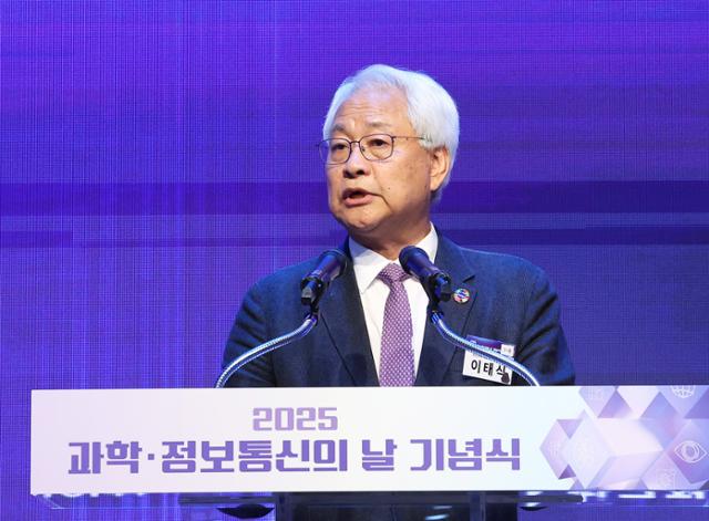 이태식 한국과학기술단체총연합회장이 4월 21일 서울 강남구 한국과학기술회관에서 열린 '2025년 과학·정보통신의 날 기념식'에 참석해 인사말을 하고 있다. 연합뉴스