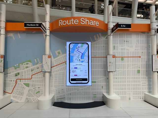 우버는 혼잡 시간대에 최대 두 명의 다른 승객과 합승하면 이용료를 깎아주는 '경로 공유' 서비스를 미국 뉴욕, 샌프란시스코 등 7개 대도시에 출시한다고 14일 밝혔다. 이날 미국 뉴욕 오큘러스에 마련된 우버 신규 서