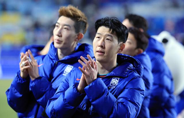 3월 25일 경기 수원시 팔달구 수원월드컵경기장에서 손흥민을 비롯한 축구대표팀 선수들이 팬들에게 인사하고 있다. 뉴스1