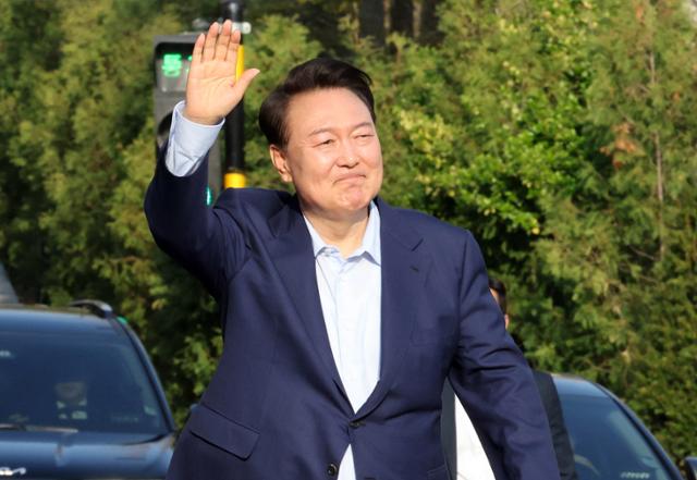 윤석열 전 대통령이 헌법재판소 파면 결정 후 일주일 만인 지난달 11일 서울 용산구 한남동 대통령 관저를 떠나며 지지자들에게 손을 흔들어 인사하고 있다. 공동취재사진