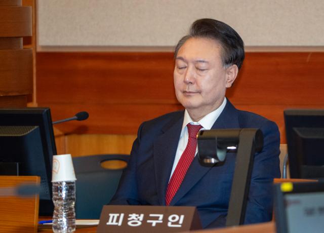 윤석열 전 대통령이 2월 20일 서울 종로구 헌법재판소 대심판정에서 열린 탄핵 심판 10차 변론에 출석해 눈을 감고 있다. 연합뉴스