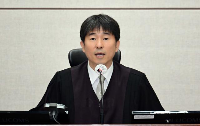 지귀연 부장판사가 지난달 21일 서울 서초구 서울중앙지법 417호 법정에서 열린 윤석열 전 대통령의 내란 우두머리 혐의 재판을 하기 전 언론 공개에 대한 발언을 하고 있다. 사진공동취재단