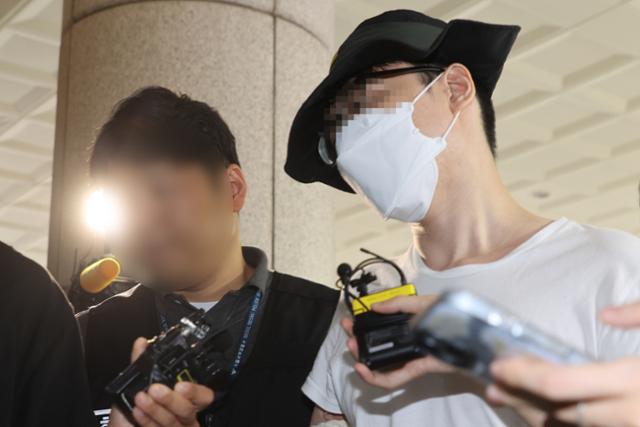지난해 7월 서울 은평구의 한 아파트 단지에서 일본도를 휘둘러 이웃 주민을 살해한 혐의로 체포된 백모(37·오른쪽)가 같은 해 8월 1일 구속 전 피의자 심문(영장실질심사)을 받기 위해 서울서부지법 청사에 들어서고 