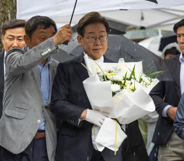 이재명 더불어민주당 대선 후보가 16일 전주시 전북대학교 내 고 이세종 열사 추모비를 찾아 헌화하기 위해 이동하고 있다. 이세종 열사는 2024년 2월 5·18진상규명조사위원회가 공개한 조사보고서를 통해 44년 만에