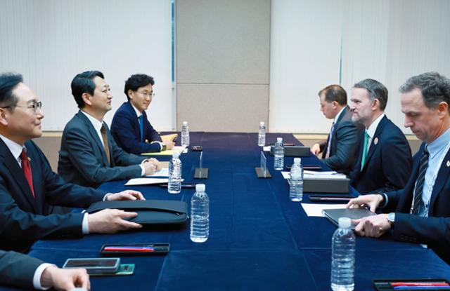 안덕근(왼쪽 두 번째) 산업통상자원부 장관을 비롯한 한국 통상 대표단과 제이미슨 그리어(오른쪽 두 번째) 미국무역대표부(USTR) 대표 등 미국 통상 대표단이 16일 제주 서귀포 제주국제컨벤션센터(ICC)에서 대화를