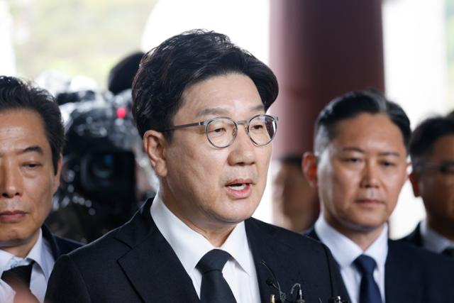 권성동 국민의힘 원내대표가 16일 오후 광주 북구 운정동 국립5·18민주묘지를 찾아 참배하고 민주의문 앞에서 기자들 질문에 답하고 있다. 뉴스1
