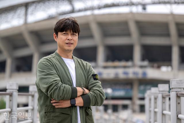 이관우 안산 그리너스FC 감독이 13일 경기 안산 와~스타디움 앞에서 포즈를 취하고 있다. 그는 지난해 8월 안산 사령탑으로 부임해 프로팀 감독으로 정식 데뷔했다. 박시몬 기자
