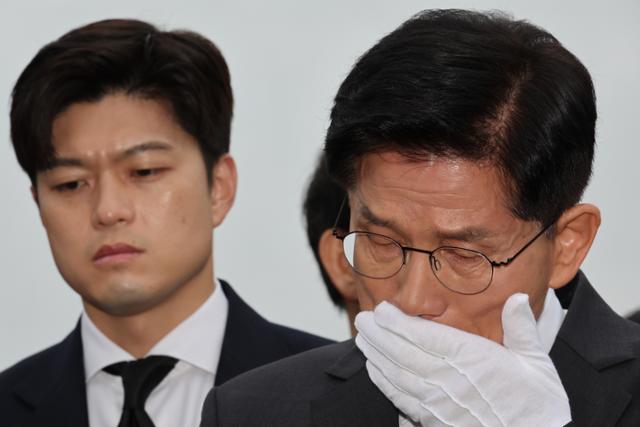 김문수(오른쪽) 국민의힘 대선 후보와 김용태 비상대책위원장이 17일 광주 북구 국립 5·18 민주묘지를 찾아 박관현 열사 묘역에서 참배하던 중 눈물을 흘리고 있다. 광주=연합뉴스