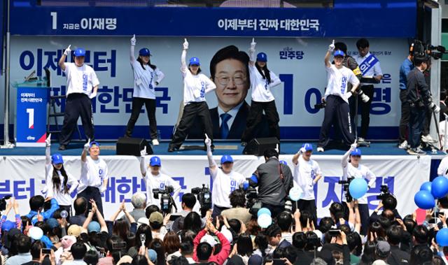 13일 경북 구미역 광장에서 더불어민주당 소속 선거 운동원들이 이재명 대선 후보의 선거 로고송에 맞춰 율동하며 시민들 호응을 끌어내고 있다. 구미=고영권 기자