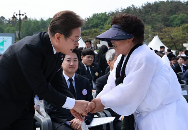 이재명 더불어민주당 대선 후보(왼쪽)가 18일 광주광역시 북구 국립 5·18민주묘지에서 열린 5·18민주화운동 45주년 기념식에서 유가족과 인사하고 있다. 연합뉴스