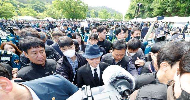 안창호 인권위원장이 18일 오전 광주 북구 운정동 국립 5·18민주묘지 민주의 문으로 입장하는 도중 시민단체 회원들의 항의를 받고 있다. 뉴스1