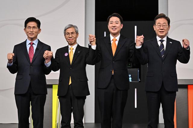 18일 서울 마포구 SBS상암스튜디오에서 열린 중앙선거방송토론위원회 주관 제21대 대통령선거 후보자 토론회에서 각 정당 대선 후보들이 선전을 다짐하고 있다. 왼쪽부터 국민의힘 김문수, 민주노동당 권영국, 개혁신당 이