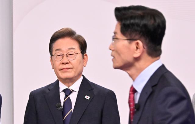 김문수 국민의힘 대선 후보가 18일 서울 마포구 SBS프리즘타워에서 열린 중앙선거방송토론위원회 주관 제21대 대통령선거 후보자토론회에 참석하고 있다. 왼쪽은 이재명 더불어민주당 대선 후보. 뉴스1