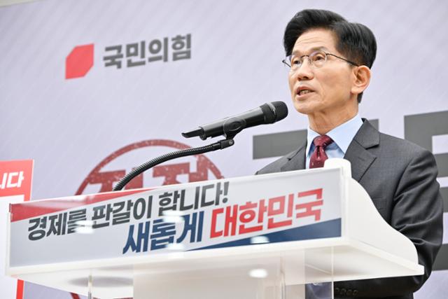 김문수 국민의힘 대선 후보가 18일 서울 여의도 국민의힘 중앙당사에서 '경제를 판갈이 합니다-새롭게 대한민국' 경제 공약을 발표하고 있다. 연합뉴스