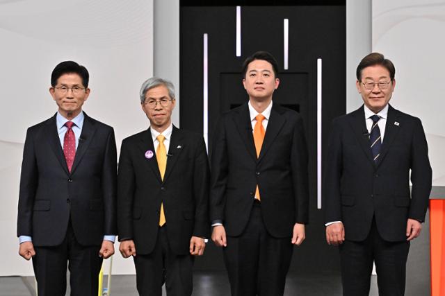 18일 서울 마포구 SBS프리즘타워에서 열린 중앙선거방송토론위원회 주관 제21대 대통령선거 후보자 토론회에서 각 정당 대선 후보들이 선전을 다짐하고 있다. 왼쪽부터 국민의힘 김문수, 민주노동당 권영국, 개혁신당 이준