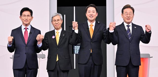 18일 서울 마포구 SBS프리즘타워에서 열린 중앙선거방송토론위원회 주관 제21대 대통령선거 후보자 토론회에서 각 정당 대선 후보들이 선전을 다짐하고 있다. 왼쪽부터 국민의힘 김문수, 민주노동당 권영국, 개혁신당 이준