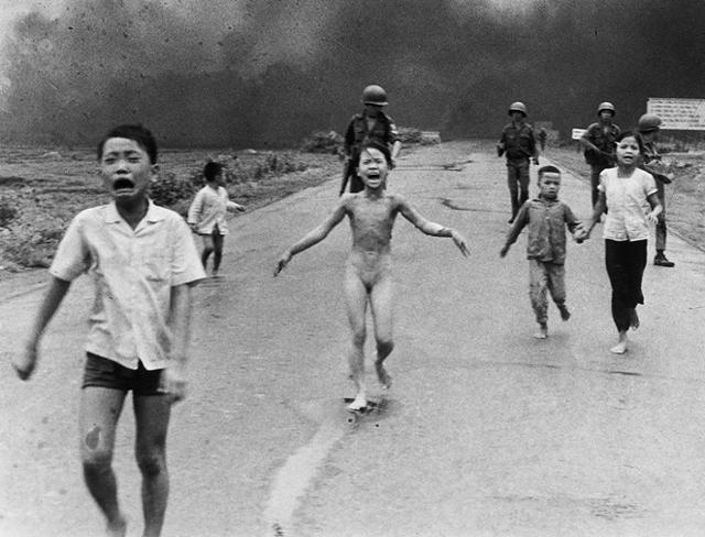 1972년 6월 8일 베트남 남부 짱방 마을에 미군이 네이팜탄을 투하하자 당시 9세였던 판 티 킴 푹(앞줄 왼쪽 두 번째)이 알몸으로 울부짖으며 도망치고 있다. 촬영자로 알려진 AP통신 사진기자 닉 우트는 이 사진으