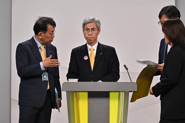 권영국 민주노동당 대선 후보(가운데)가 18일 서울 마포구 SBS프리즘타워에서 열린 중앙선거방송토론위원회 주관 제21대 대통령선거 후보자 토론회 시작에 앞서 준비하고 있다. 뉴시스
