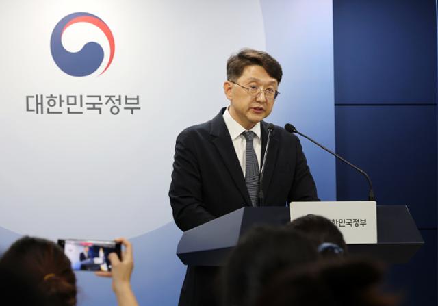 최우혁 과학기술정보통신부 정보보호네트워크정책관이 19일 오전 서울 종로구 정부서울청사에서 SKT 침해사고 관련 민관합동조사단 중간 조사 결과를 발표하고 있다. 뉴시스